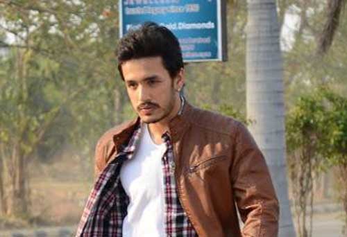 akhil akkineni,v.v.vinayak,nithin,thaman,anup rubens,akhil in spain  అఖిల్‌ అక్కినేని టీజర్‌కి 3 లక్షల హిట్స్‌